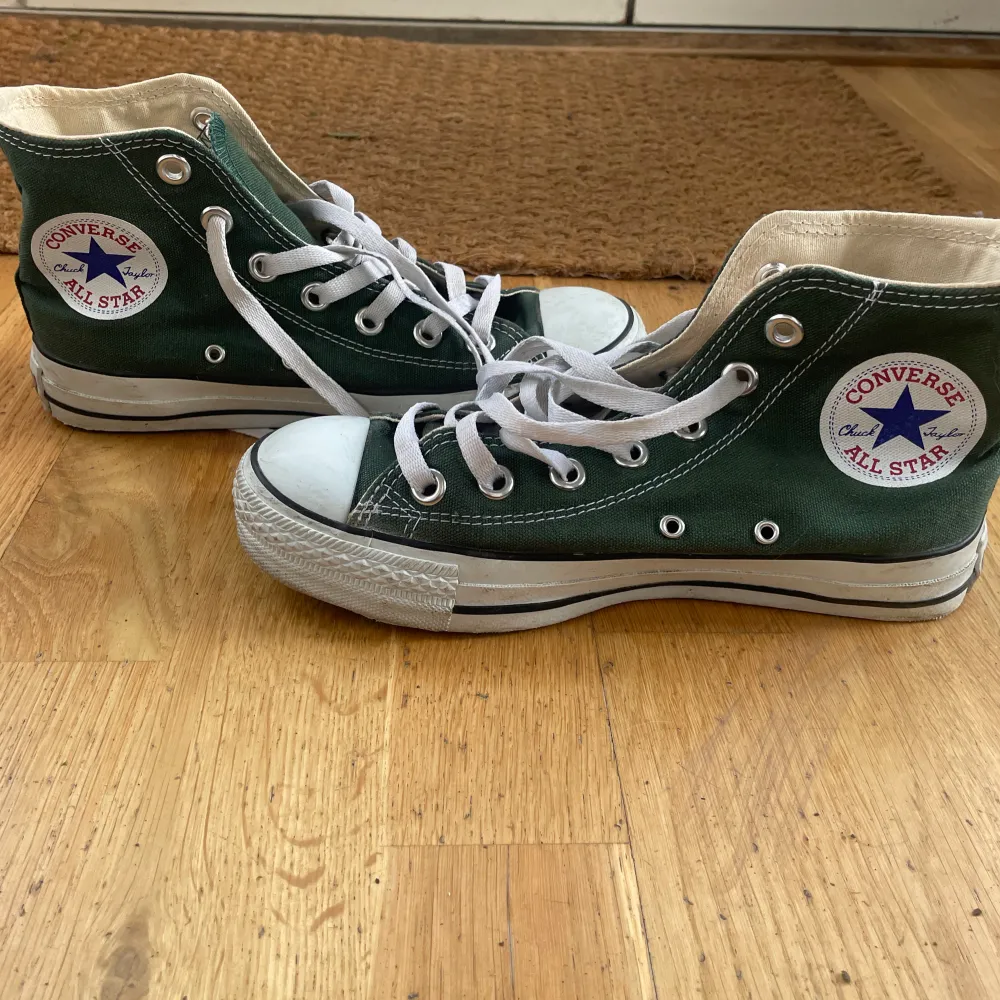 super fina gröna converse, näst in till oanvända!!. Skor.