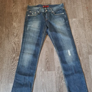 Levi's "Patty Anne" slimfit - Ett par herrjeans Levi's "Patty Anne" slimfit i storlek S. Fina och sköna jeans i bra skick