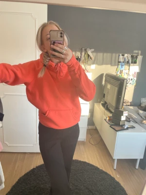 Bikbok hoodie - Säljer min fina koral färgade hoodie från bikbok, den går ej att få tag på i butik längre. Älskar passformen och färgen. Den har 1 fläck (bild 2) och lite knottror, annars fint skick😊
