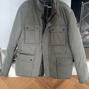 Boss Field jacket - Varm vinterjacka från Hugo Boss. Aldrig använd köpt på Amsterdams flygplats för 399€,