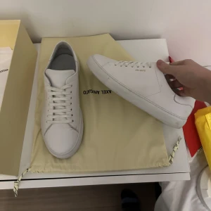 Axel arigato skor - Tja, säljer nu mina arigatos, skicket är 9/10, dom e liksom jätte lite använda. Har du några frågor är det bara att skriva(: