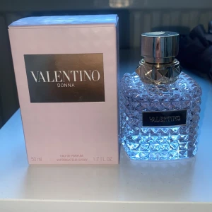 Valentino - Valentino Donna parfym. Säljer då doften inte passar mig så den är knappt använd. Köptes för 1150kr