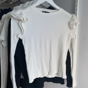 Zara topp - Jättesöt zara tröja med volanger på armarna💗💗väldigt sparsamt använd 