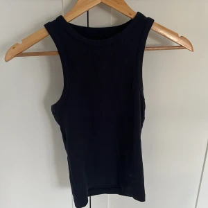 Mörkblått linne - Gulligt mörkblått linne från bikbok, aldrig använt nypris 129kr säljer för 60❣️