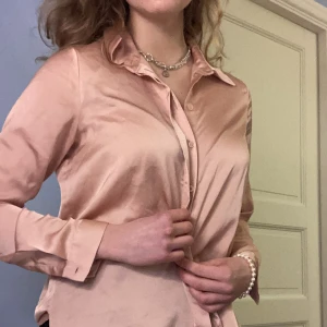 Rosa skjorta - Rosa skjorta i sammetsmaterial från twist and tango💕