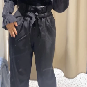 Tröja och byxor  - Båda är från bikbok och ser bättre ut än på bild men inte min stil längre. Byxorna är så sköna och eleganta (Skickar fler bilder vid intresse) vid köp av byxor tillkommer tröjan 