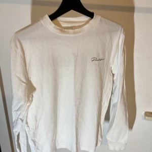Vit långärmad tshirt med tryck  - Stolek S Långärmad tshirt