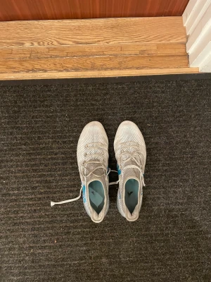 Adidas Fotbollskor - Adidas fotbollsskor de är i bra skick strl 44 fina