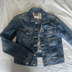 Jeans jacka Diesel - Säljer min fina jeans jacka från Diesel! Den har tyvärr blivit för liten. Skit snygg och perfekt nu till våren/ sommaren! Storlek XS