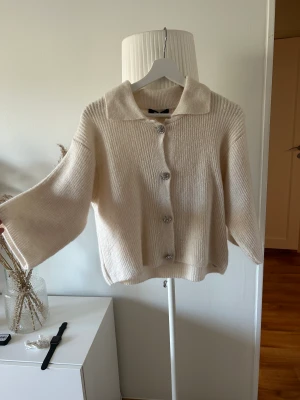 Kortärmad stickad - Kortärmad stickad tröja helt ny från Ginatricot, trekvarts ärm