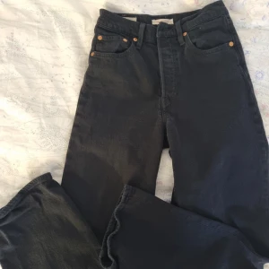Levis jeans straight ribcage - Svarta höga jeans i rak passform. Jättefina. Inte min stil längre bara. Mjuk i tyget. Storlek 25 in i midjan. Ben 29 in.