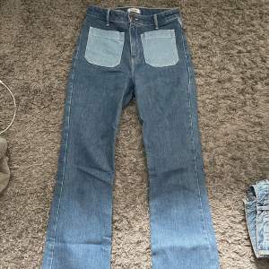 Coola utsvängda jeans från wrangler med ljusa fickor, storlek 26/32.