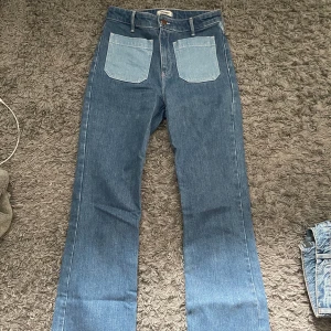Jeans från wrangler - Coola utsvängda jeans från wrangler med ljusa fickor, storlek 26/32.