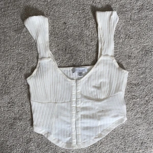 Vit Korsettopp  - Topp i strechtigt material, lite genomskinlig så passar bäst med bh under ifall man önskar! Frakt via köp nu 29kr spårbar, frakt via mig i chatten 30kr ej spårbar✨