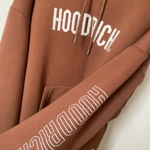 Hoodrich hoodie - Som ny, endast använd 1 gång  Storlek L Nypris 720kr, säljes för 400 Kan mötas upp i Stockholm, eller frakta Har även mer bilder om det önskas 🤩