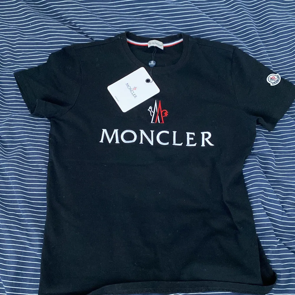 Moncler t shirt inte alls använd och det är en A kopia med väldigt bra kvalitet och scan Qr kod finns på lapparna inuti t shirten (pris kan diskuteras). T-shirts.