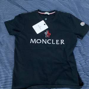 Moncler t shirt inte alls använd och det är en A kopia med väldigt bra kvalitet och scan Qr kod finns på lapparna inuti t shirten (pris kan diskuteras)