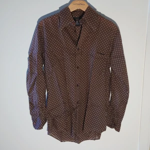 70-tals skjorta #4 - Fynda nu riktigt ovanliga 70-tals skjortor, har vart vakum förpackade för att hålla i tyget 🤘