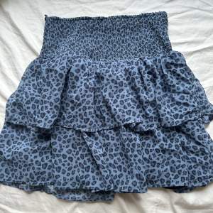 Super fin kjol från lindex i strl 170 men passar xs-m då den är stretchig. Jätte bra skick. Säljer då den inte kommer till användning längre💗