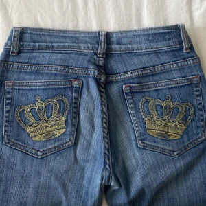 Vintage jeans  - !!Först till kvarn på köp direkt knappen!! victoria beckham liknande jeans!!🤩 midjemåttet är 66cm, innerbenslängden är 82 cm, passar en XS/S och jag är en M därför är dom alldeles för små