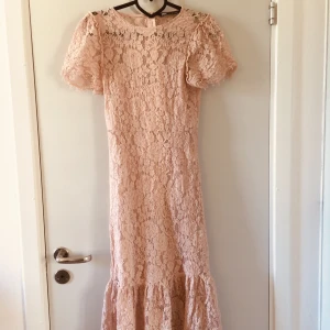 Klänning rosa spets - Vacker klänning från zara