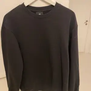 En svart sweatshirt från hm. Riktigt skön och snygg. Passar till allt. Köpt för 500kr mitt pris 150kr