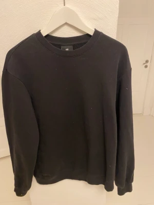 Svart sweatshirt  - En svart sweatshirt från hm. Riktigt skön och snygg. Passar till allt. Köpt för 500kr mitt pris 150kr