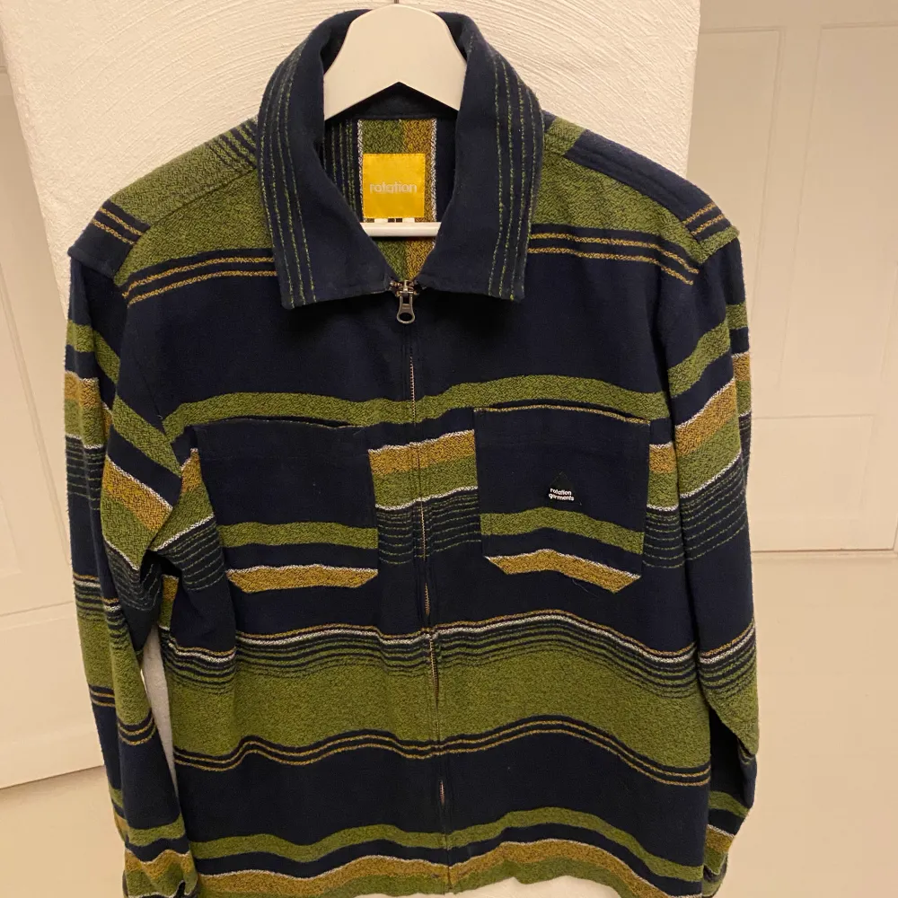 Skön overshirt från Rotation. Köpt på Carlings i Göteborg. Köpt för 700kr mitt pris 300kr använd ett få tal gånger. Perfekt för våren!!. Takit.