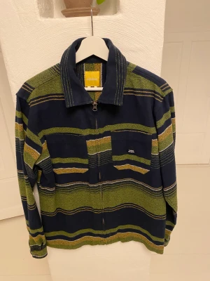 Overshirt från Rotation  - Skön overshirt från Rotation. Köpt på Carlings i Göteborg. Köpt för 700kr mitt pris 300kr använd ett få tal gånger. Perfekt för våren!!