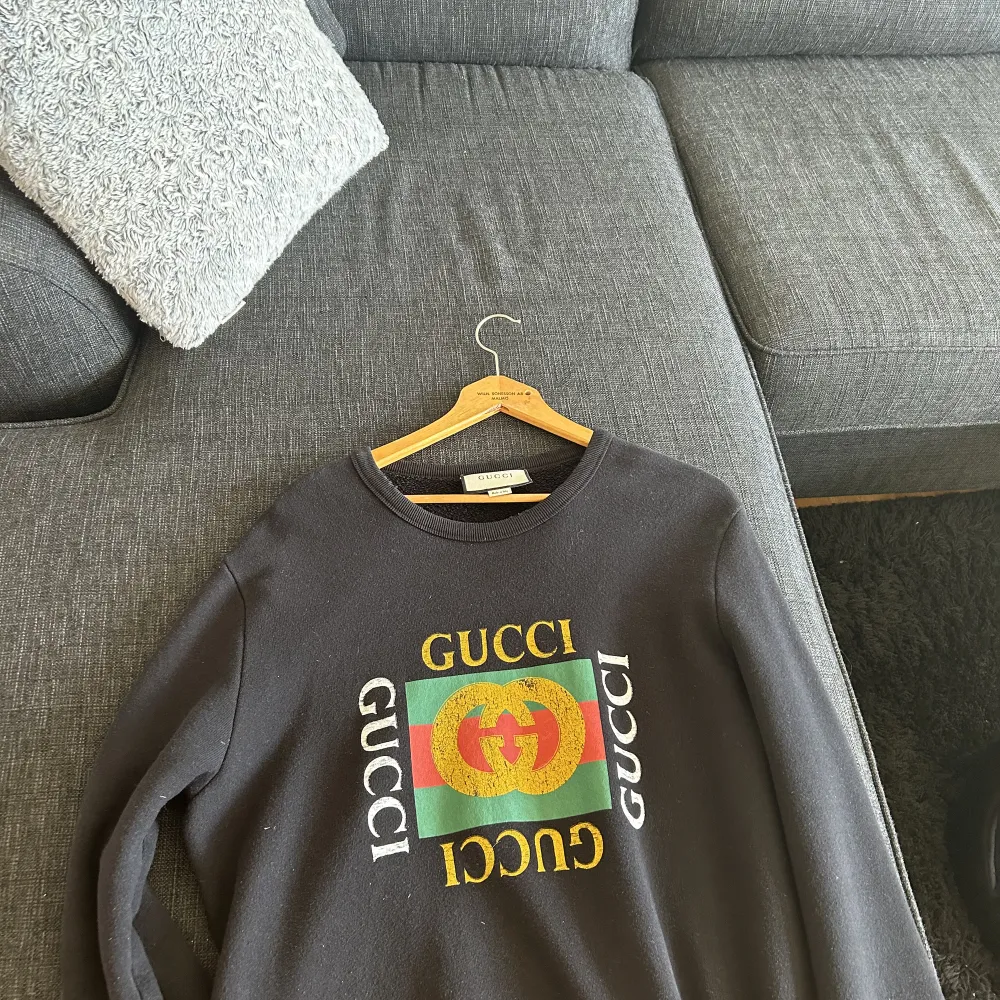 Säljer denna fina Gucci sweatshirt i strl M. Tröjan sitter oversized som en L. Suveränt skick.. Tröjor & Koftor.