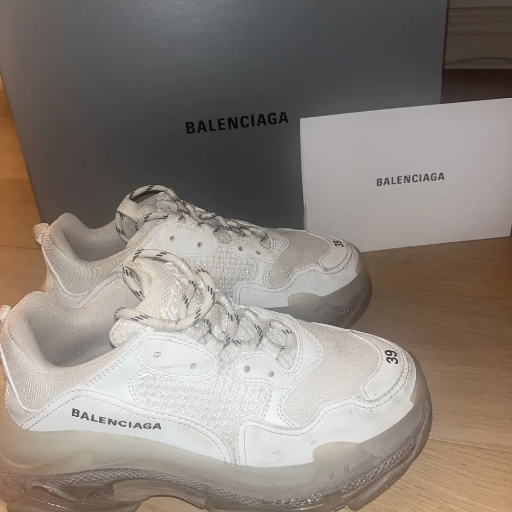 Balenciaga triple S skor Köptes 2021 för 895 euro på Balenciagas egna hemsida. Säljer nu för att de använts så sällan. Box och dustbag medföljer. Pris kan diskuteras.. Skor.
