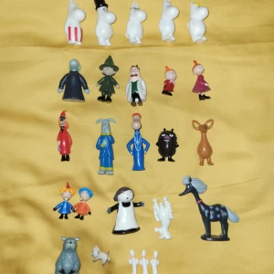 MUMIN FIGUR KOLLEKTION - Komplett mumin figur kollektion från 2022 med 23 figurer i superskick. Värda runt 350kr och kommer med svårhittade figurer såsom snusmumriken!  Meddela för exakt fraktpris💫