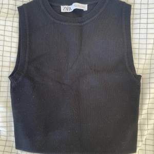 Säljör min skit snygga Zara tröja eftersom att den inte riktigt konmer till användning. Köptes ungefär för ett halvår sen, men har vara använts fåtal gånger. Inga skador, Nyskick! Storlek S men ganska liten i storleken.