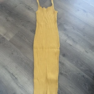 Lång klänning  - Super fin och använd 3-4 gånger. Sitter tajt på. St S men passar även M då den är stretchig.