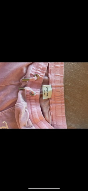 Juicy mjukis byxor  - Säljer mina juicy byxor eftersom jag är gravid och dem passar inte mig använt 2-3 gånger bara och tänker dem möste användas av någon annan 