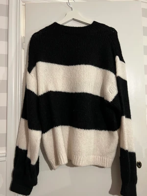 Stickad tröja - Stickad tramsig tröja från Gina 