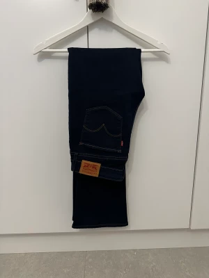 Levis jeans - Jeans från Levis. Storlek 29. Mid Waist. Passar mig som har m. Som nya. 