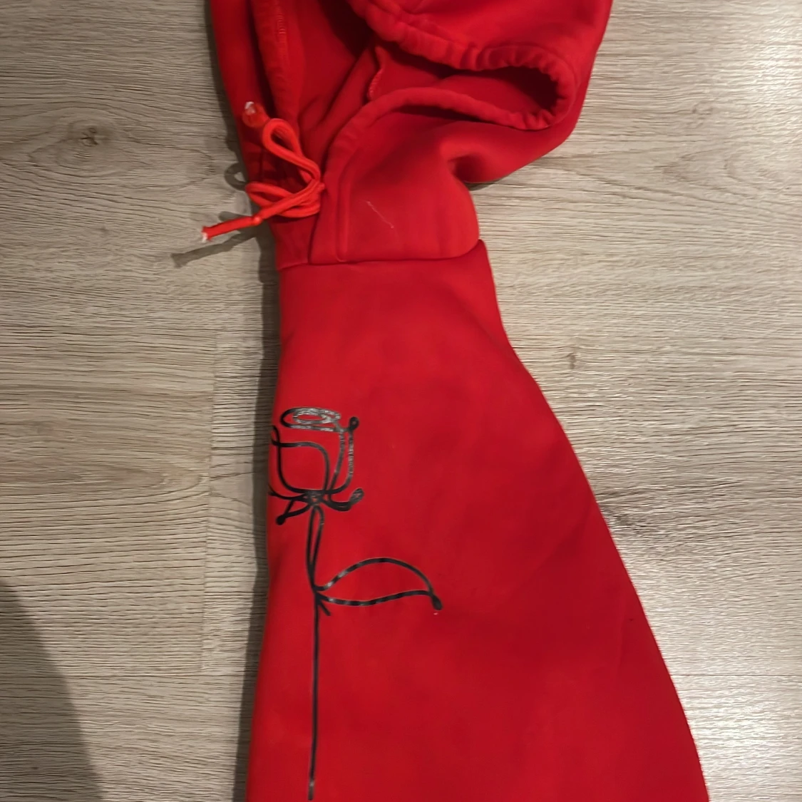 Röd hoodie med svart ros