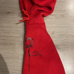 Röd hoodie med svart ros - Oanvänd