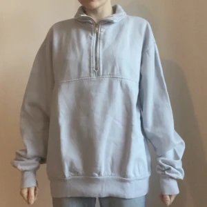 Brandy Melville tröja  - Brandy Melville half zipp  Ljusblå   Använd fåtal gånger så i toppen skick 