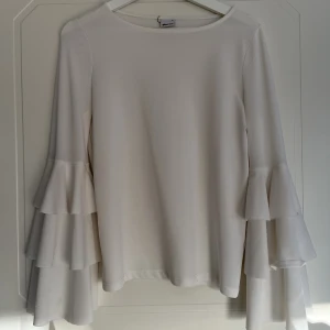 Vit blus - Vit blus med vida armar från Gina tricot