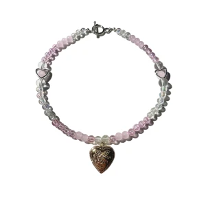 Golden Pink Necklace - Jätte gulligt handgjort halsband med guld hjärta där du kan sätta in egna bilder i💗  Erbjuder gratis frakt 🚚 Betalning sker via swish. Skriv vid intresse! 🧸💗