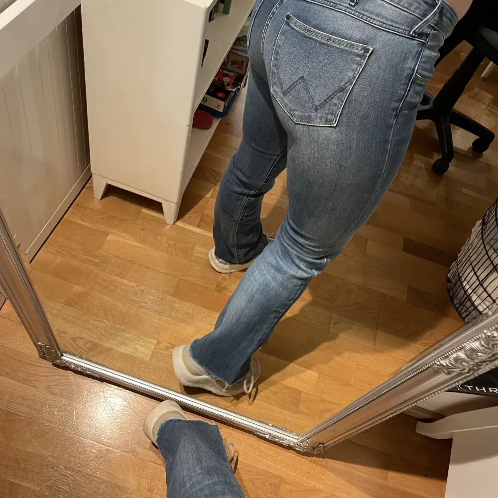 Jeans i bra kvalite avklippta på längden. De är väldigt låga i midjan. Jeans & Byxor.