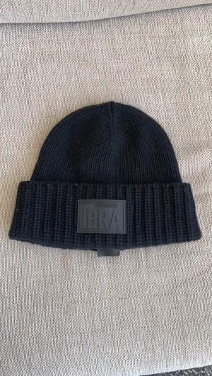 Ibra DS2 mössa - Säljer min Ibra dsquared mössa i väldigt bra skick, använd fåtal gånger. Nypris 1800, köpt från johnells