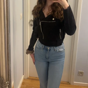 Bikerjacka  - En svart bikerjacka, använd ett fåtal gånger men inga defekter. Sitter superfint. Bra material, passar till höst och vår!