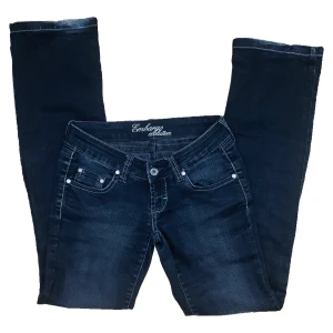 Lowrise jeans - Lowrise vintage jeans bootcut y2k, i bra skick! Skriv privat för eventuella frågor. (MÅNGA FLER Y2K PLAGG PÅ MIN PROFIL)