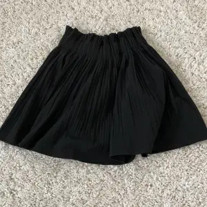 Plisserad kjol från Zara strl XS. Väldigt bra skick.  Bud från 250