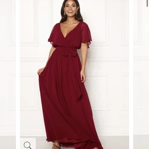 Balklänning Goddiva  - Säljer min balklänning som jag hade på min studentbal. En super bekväm klänning med knytband i midjan som går att ta av. Den är i storlek 54 om jag minns rätt, den är stor i storleken så passar många kroppstyper. Nypris: 999kr. Köpare står för frakt. :)