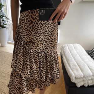 Säljer denna kjol från Gina Tricot som aldrig används längre. Den är använd Max 3 gånger och ser hellre att den kommer till användning hos någon annan💗