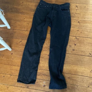 Jeans weekday - Säljer mina jeans köpta på weekday. Storleken är 32/34 och de är sparsamt använda. Kvaliten är 9/10. Hör av er vid frågor eller liknande.